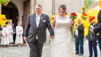 Bild: pml
Durch ein Spalier aus gelben Regenschirmen schreiten Stephan Siegert und seine Andrea am Tag ihrer Hochzeit.