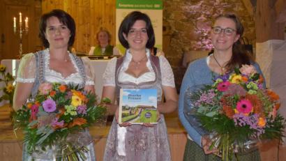 Bild: bnr
Die Kreisbäuerin Sabine Schindler (Mitte), ihre Schwester Cornelia Hagmeier (links) und Karin Bischoff (rechts) sind die Autorinnen des Buches "Starke Frauen - Gemeinsame Wege in die Zukunft". Es beschreibt des Leben von 15 starken Frauen auf fünf Höfen in der Oberpfalz. Eine wunderbare Lektüre für Musestunden.