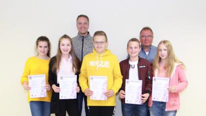 Bild: bej
Dirigent Sebastian Kunschir und Vorsitzender Edi Kunschir (von links, hinten) gratulierten Johanna Bösl, Marina Dietl, Paul Winter, Hannes Selch und Katharina Pößl (von links) zur erfolgreich abgelegten Bronzeprüfung.
