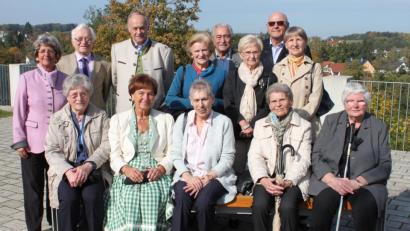 Bild: prh
14 ehemalige Klassenkameraden der Geburtsjahrgänge 1937/1938 treffen sich zur gemeinsamen Feier ihres 80. Geburtstags. Rosemarie Wolfellner (links) hat das Treffen organisiert.