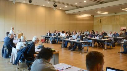 Bild: Gabi Schönberger
Premiere: Wegen Bauarbeiten im Rathaus tagt der Stadtrat im Schlör-Saal der Max-Reger-Halle. Im Mittelpunkt einer Debatte steht allerdings ein ganz anderer Namensgeber: Franz Grothe.