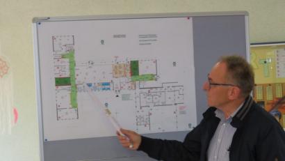 Bild: adj
Architekt Wolfgang Schultes erläutert die genauen Pläne.