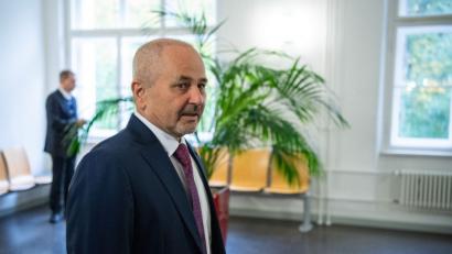 Bild: Lino Mirgeler/dpa
Hans Rothammer, Vorstandsvorsitzender des SSV Jahn Regensburg, steht am Sitzungssaal im Landgericht.