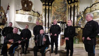 Bild: mng
Ihre Stimmgewalt ist beeindruckend: Der Ural-Kosaken-Chor unter ihrem Leiter Vladimir Kozlovskiy (links) beglückt die rund 100 Zuhörer in der Stadtpfarrkirche in Pressath mit russischen Volksweisen, teils mit Balalaika und Bajan begleitet.