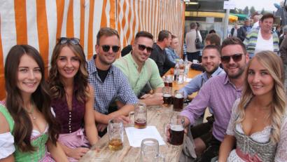 Bild: kro
Dirndl und Lederhose waren besonders bei den jungen Leuten beim vierten Tirschenreuther Oktoberfest im Fischhofpark gefragt.