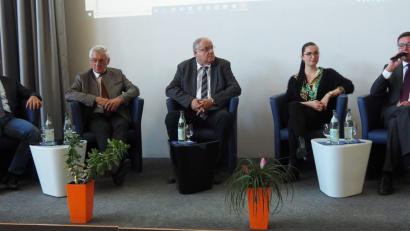 Bild: Bühner
Den Fragen zu Europa stellen sich (von links) die Abgeordneten des Europäischen Parlaments Ismail Ertug und Albert Deß, Bürgermeister Lothar Höher, die ehemalige Berufschülerin Asriane Hirsch und Arbeitsagenturleiter Thomas Würdinger