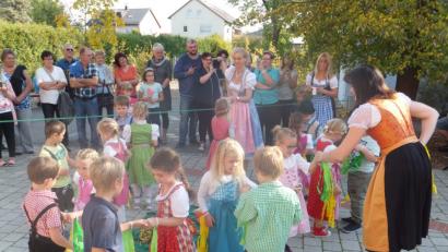 Bild: ibj
Mit voller Konzentration sind die Kindergartenkinder mit ihren Aufführungen beim Hobbykünstlermarkt bei der Sache.