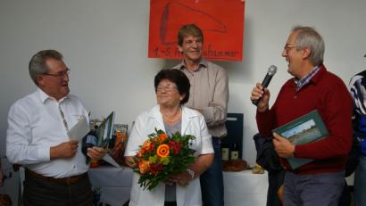 Bild: Augsberger
Bürgermeister Franz Mädler dankt Spartenleiter Hans Augsberger und seiner Gattin Leni für geleistete Arbeit. Mit im Bild Schirmherr Michael Rischke