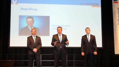 Bild: stg
Die Bank-Vorstände (von links) Robert Haubner, Joachim Geyer und Thomas Keck begrüßen gut 700 Gäste zum Mitgliedertag der Raiffeisenbank Oberpfalz NordWest eG.