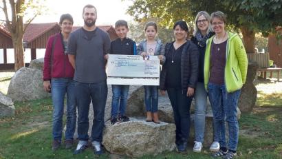 Bild: dob
Sonja Reindl, die Geschwister Vincent und Lena Seidl, Bianca Seidl, Gabriele Schwindl und Beate Schuch (von links nach rechts) von der Krabbelgruppe "Quietschenten" übergeben eine 500-Euro-Spende an Bereichsleiter Peter Wasen (Zweiter von links), der Jugendliche stationär im Kinderheim St. Elisabeth in Windischenbach betreut.