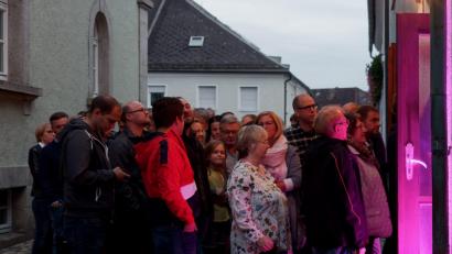 Bild: tr
Wie in alten Zeiten standen die Kinobesucher am Samstagabend Schlange vor dem Bärnauer Schlosstheater. Früher kamen hier in der Woche bis zu 900 Zuschauer, um die neuesten Filme zu sehen.