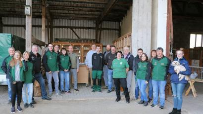 Bild: bsc
Preisrichter Ludwig Grillmeier (Achter von links) bescheinigte bei einer Tierbesprechung den Kaninchenzüchtern des Erholungsorte eine gute Qualität ihrer Tiere. Die Vorsitzende des Kleintierzuchtvereins, Ramona Bauer (Siebte von links) und die Zuchtwartin für Kaninchen, Tanja Hausknecht (Siebte von rechts) dankten dem Fachmann für die breite Aufklärung sowie Helmut Käß (Achter von rechts) für die Bereitstellung seiner Scheune zu der Veranstaltung.