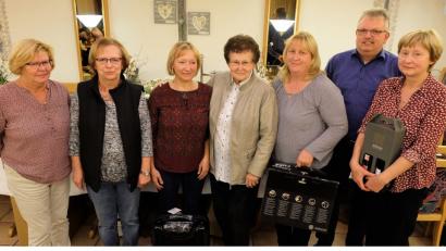 Bild: wlr
Die Damen waren mit ihren Preisen zufrieden, und FU-Vorsitzende Renate Müller (links) freute sich mit Spielleiter Josef Weidensteiner über die vielen Kartlerinnen.