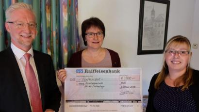 Bild: le
Pfarrer Römischer ( links ) nahm dankend und mit Freude den Spendenscheck von Vorsitzenden Christa Riedel ( Bildmitte ) und Kassererin Anita Schätzler ( rechts ) entgegen.
