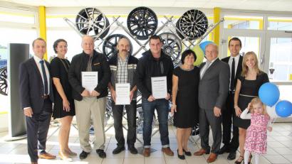 Bild: boj
Für ihre Treue und Zuverlässigkeit wurden die Mitarbeiter mit der längsten Betriebszugehörigkeit von der Unternehmerfamilie Köppl geehrt. Auf dem Bild von links: Thomas und Simone Köppl, René Gröhl (über 25 Jahre), Albert Elsner (über 30 Jahre) und Andreas Bauer (8 Jahre), Christa und Alois Köppl sowie Hans-Peter und Simone Obendorfer mit Tochter.