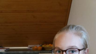 Bild: ror
Anna Winderl aus Muglhof präsentiert stolz den Doppeldecker-Steinpilz, den sie gefunden hat.