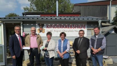 Bild: jzk
Monika Pregler (Dritte von links) und Bürgermeister Werner Nickl übergeben Herbert Putzer (von links) Geldspenden. Markus Strunz, Stadtpfarrer Konrad Amschl und Erna Strunz (von rechts) gratulieren zur Einweihung.