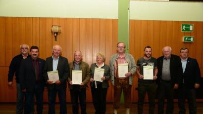 Bild: bey
Sie ehren die Mitglieder: Dritter Bürgermeister Hans Meißner, Siedler-Vorsitzender Helmut Grünbauer (von links) und zweiter Vorsitzender Artur Leonhardt sowie Bezirksvorsitzender Christian Benoist (von rechts) danken Hermann Frischholz, Josef Kres, Erna Riegler, Günther Fellner und Artur Leonhardt jun. (von links).