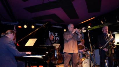 Bild: lr
Die Altmeister Dusko Goykovich (Trompete) und Scott Hamilton (Tenorsax) und ihre Münchner Rhythmusgruppe mit Bernhard Pichl am Piano, Rudi Engel am Bass und Michael Keul am Schlagzeug im Bistrot Paris.