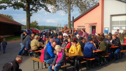 Bild: jml
Der Platz vor dem Gerätehaus war vollbesetzt beim Backofenfest der Feuerwehr.
