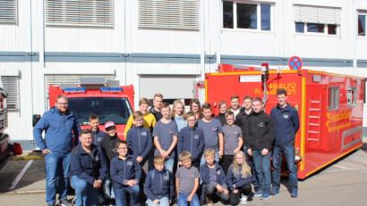 Bild: flm
Die Mitglieder der Jugendfeuerwehr Waldsassen gemeinsam mit ihren Betreuern und Jugendwart Felix Kubitschek (links, kniend) sowie Schülerwart Georg Mayer (rechts).