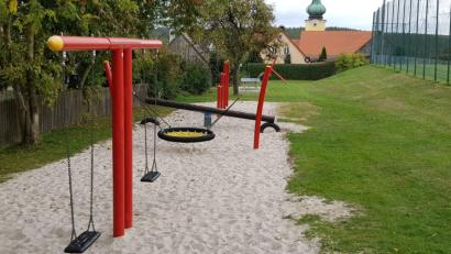 Bild: dob
Die Roggensteiner Kinder freuen sich über eine neue Seilbahn. Aber auch sonst wurde der Platz generalüberholt.