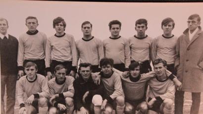 Bild: kro
Torhüter-Legende Hans „Iste“ Zant (vorne, Dritter von links) im Kreise seiner Mannschaftskameraden vom FC Tirschenreuth.