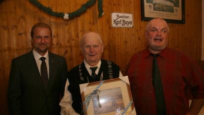 Bild: wro
Dritter Bürgermeister André Putzlocher (links), der auch eine Ansicht von Wiesau mitgebracht hatte, gratulierte Josef und Hans Bayer (von rechts) im Namen der Marktgemeinde.