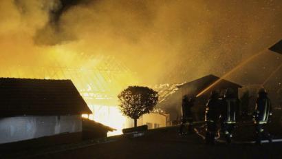 Bild: rkp
Im Gemeindeteil Berg (Gemeinde Thanstein) ging am späten Sonntagabend eine ehemalige Scheune, die zu einer Werkstatt umgebaut war, in Flammen auf. Der Sachschaden liegt nach Polizeiangaben bei 150000 Euro. Die Brandursache ist noch unbekannt.