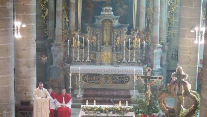 Bild: jzk
Stadtpfarrer Konrad Amschl zelebriert den Erntedankgottesdienst in der Kemnather Stadtpfarrkriche.