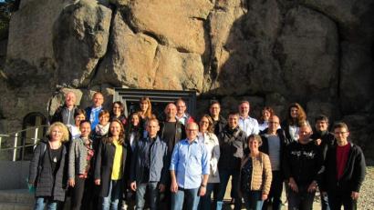 Bild: exb
Vor der Burg Falkenberg versammeln sich die Schulkameraden, die vor 25 Jahren gemeinsam Abitur gemacht haben.