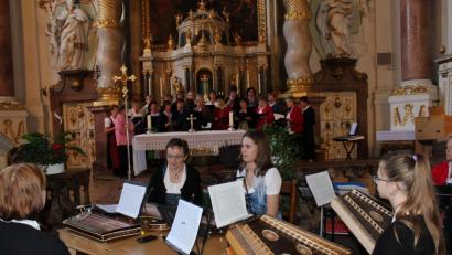 Bild: cs
Mit viel Applaus danken die Kirchenbesucher dem Ortsbäuerinnenchor des BBV-Kreisverbands Amberg-Sulzbach (im Hintergrund) sowie der Stubenmusik Gebenbach für die musikalische Gestaltung der Erntedank-Andacht.