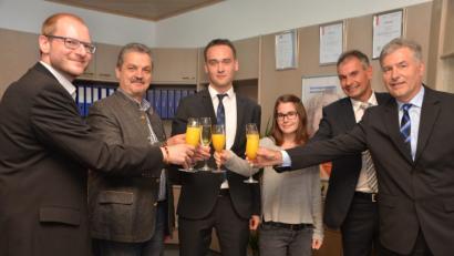 Bild: dob
Stefan Gebert aus Pleystein (Mitte) wagt mit Bonnfinanz den Schritt in die Selbstständigkeit und eröffnete ein Büro am Marktplatz 15. Kaplan Ulrich Eigendorf, Bürgermeister Andreas Wutzlhofer, Roxana Rotar, Helmut Baumgartner und Hans Lang (von links nach rechts) gratulierten dazu und stießen auf eine erfolgreiche Zukunft an.