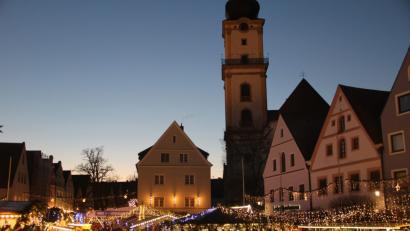Bild: exb
Stimmungsvoller Christkindlmarkt rund ums Weidener Rathaus. Am 29. November 2018 geht´s wieder los.