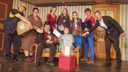 Bild: fjo
Josef Zitzmann (links) hat kurzfristig Anna Hierold (Dritte von rechts) aus Moosbach als Mitspielerin gewinnen können.