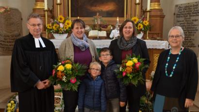 Bild: dob
Evi Kelnhofer (Zweite von links) und Claudia Reinl (Zweite von rechts) sind seit 30 Jahren die guten Geister in der evangelischen Stadtkirche. Der evangelische Stadtpfarrer Dieter Schinke und Vertrauensfrau im Kirchenvorstand, Ulrike Kießling würdigten ihre Verdienste am Rande des Erntedankgottesdienstes.