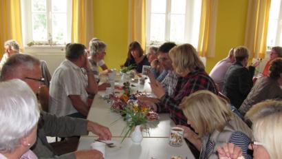 Bild: sei
Volles Haus im Gemeindehaus. In Scharen zieht es die Manteler ins Erntedank-Café.