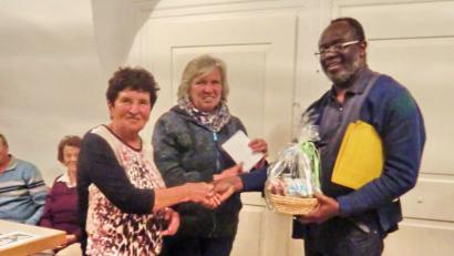 Bild: hai
Mit einem Geschenkkorb danken Agnes Horn (von links) und Regina Krywinski dem Pfarrvikar Augustine Oburota für seinen Vortrag über das Land Nigeria.