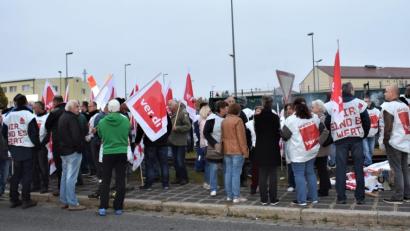Bild: rgr
Streikende am Tor 3 in Grafenwöhr.