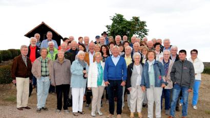 Bild: Stadt Tirschenreuth
Konrad Zant (vorne, Vierter von rechts) sorgte beim Seniorenausflug der Stadt Tirschenreuth für strahlende Gesichter bei den 50 Teilnehmer. Der Ausflug führte nach Nierstein am Rhein.