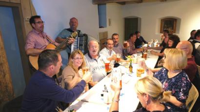 Bild: do
Der Zoigl garantiert Oktoberfest-Stimmung im Malzhaus. Unser Bild zeigt das lustige Genuss-Völkchen mit den „Vorbacher Dorfmusikanten“.