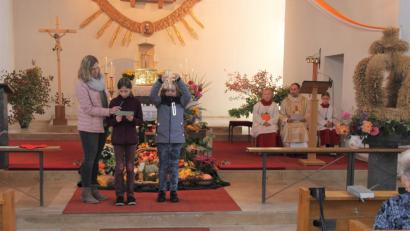 Bild: ral
Die Kinder gestalteten den Erntedankgottesdienst, den Maria Delling vorbereitet hatte.