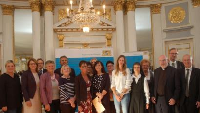 Bild: Hanna Gibbs
Ministerialdirektor Karl Michael Scheufele (rechts) und Regierungspräsident Axel Bartelt (Fünfter von links) gratulierten den Preisträgern aus dem Landkreis Schwandorf.