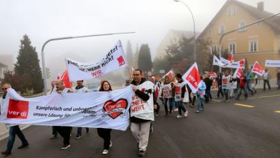 Bild: bö
„Wann, wenn nicht jetzt – wer, wenn nicht wir“: Rund 150 deutsche Arbeitnehmer aus dem Truppenübungsplatz Hohenfels wollen mit einem Protestmarsch in Parsberg ihrer Forderung nach mehr Geld bei den Lohnverhandlungen Nachdruck verleihen.