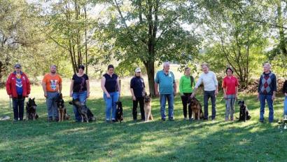 Bild: wlr
Die Hundeführer waren nach bestandenen Prüfungen mächtig stolz auf ihre Vierbeiner. Der Verein für Deutsche Schäferhunde, Ortsgruppe Etzenricht, ist auch offen für andere Rassen. So absolvierten die Prüfungen auch ein Schnauzer und ein Mix.