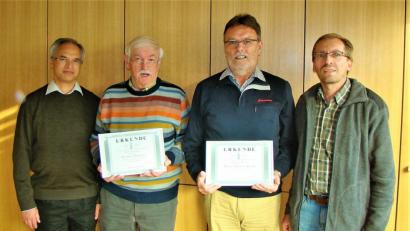 Bild: jml
Priester Varghese Puthenchira dankt Erwin Panzer und Hans-Jürgen Bock für 25 Jahre Mitgliedschaft in der Marianischen Männer-Congregation und wünscht Josef Merkl (von links) als neugewähltem Stellvertreter des Obmanns Gottes Segen.