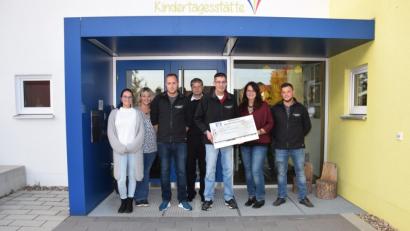 Bild: fla
300 Euro überreicht Michael Beer, Vorsitzender des DC Marktstüberl (Dritter von rechts) an Kita-Leitung Sonja Kick (Zweite von rechts). Pfarrer Norbert Götz (Vierter von links) und Erzieherin Martina Lorenz (Zweite von links) bedanken sich auch bei Nina Rittner (links), Manuel Grünauer (Dritter von links) und Fabian Baier (rechts).