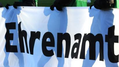 Bild: Patrick Seeger/dpa
Fast jeder zweite Bayer über 14 Jahre engagiert sich laut einer Studie ehrenamtlich. Trotzdem müssen Vereine dichtmachen, weil es an Nachwuchs fehlt – auch in der Oberpfalz.