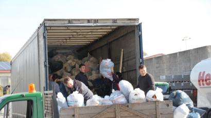 Bild: frd
Die fleißigen Helfer von der Kolpingsfamilie Oberviechtach hatten mit dem Einsammeln und Verladen der Altkleidersäcke gut zu tun.