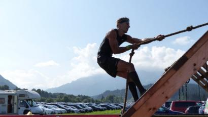 Bild: exb
Überwinden einer nassen Wand: Mit Hilfe eines Seils geht es auf der "Slippery Wall" schlüpfrig bergauf und dann auf der anderen Seite über eine Leiter runter.